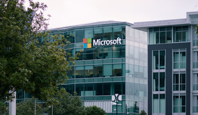Bild eines Gebäudes mit Microsoft Logo