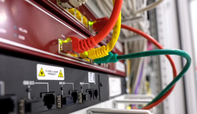 Netzwerk-Firewall mit eingesteckten Kabel