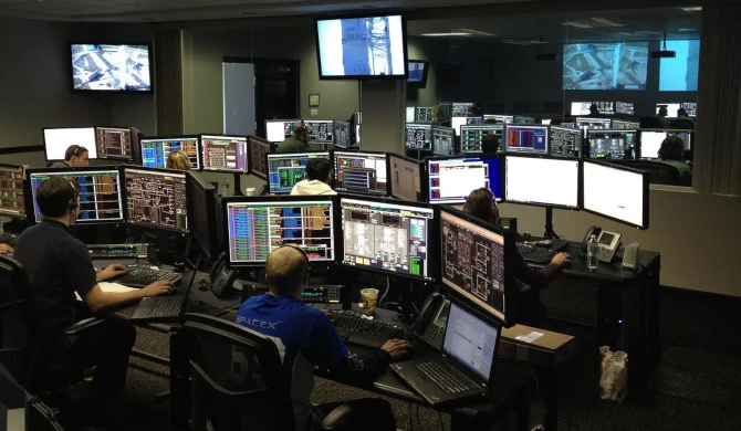 Innenansicht eines SpaceX Kontrollraums mit diversen Monitoren